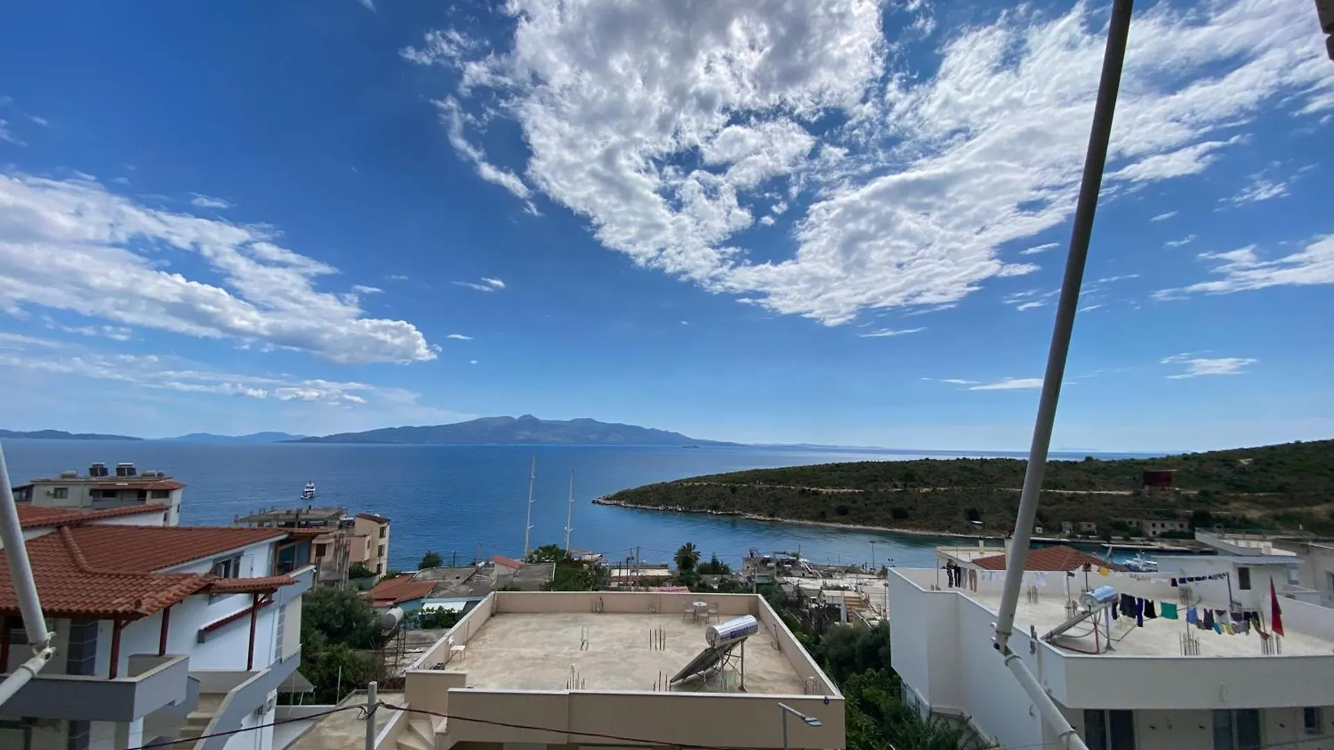 Sea-View Apartment ساراندا